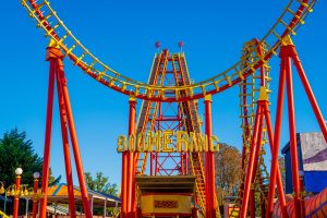 Bright red and yellow Boomerang roller coaster in Vienna, Austria amusement park. Montagnes russes Boomerang rouge vif et jaune dans un parc d'attractions de Vienne, en Autriche.