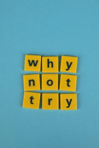 Inspiring message utilisant des lettres jaunes sur fond bleu avec le texte "why not try" Message inspirant utilisant des lettres jaunes sur fond bleu avec l'inscription "pourquoi ne pas essayer"