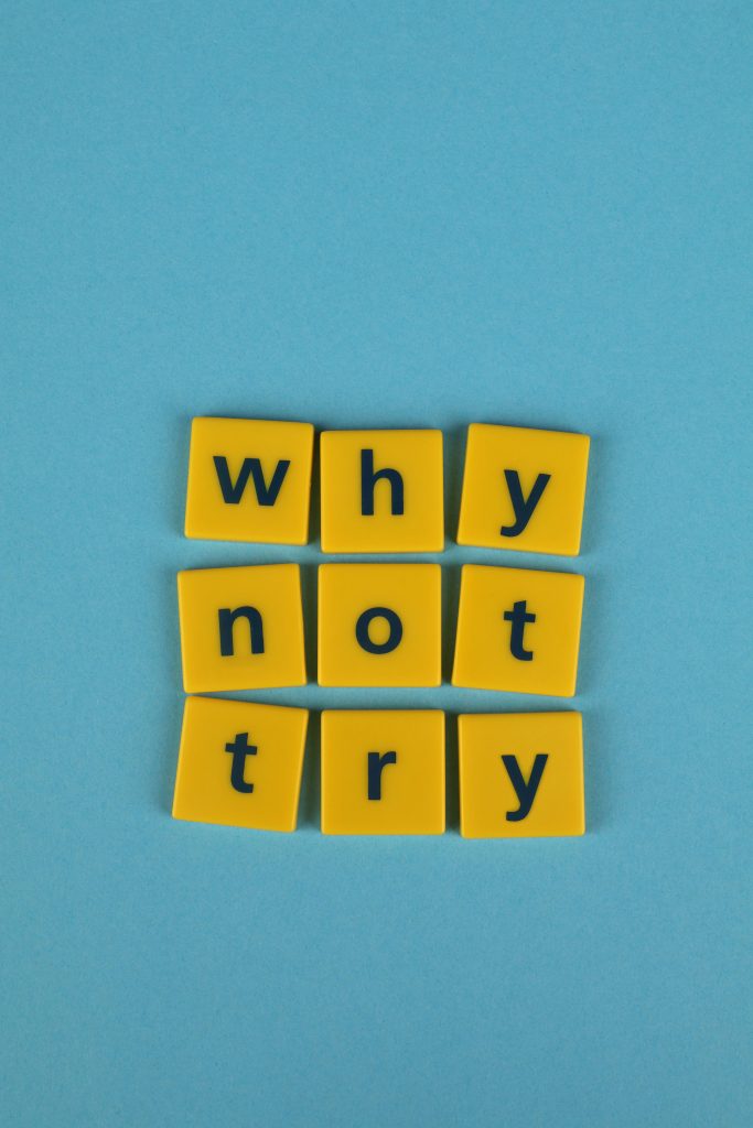 Inspiring message utilisant des lettres jaunes sur fond bleu avec le texte "why not try" Message inspirant utilisant des lettres jaunes sur fond bleu avec l'inscription "pourquoi ne pas essayer"