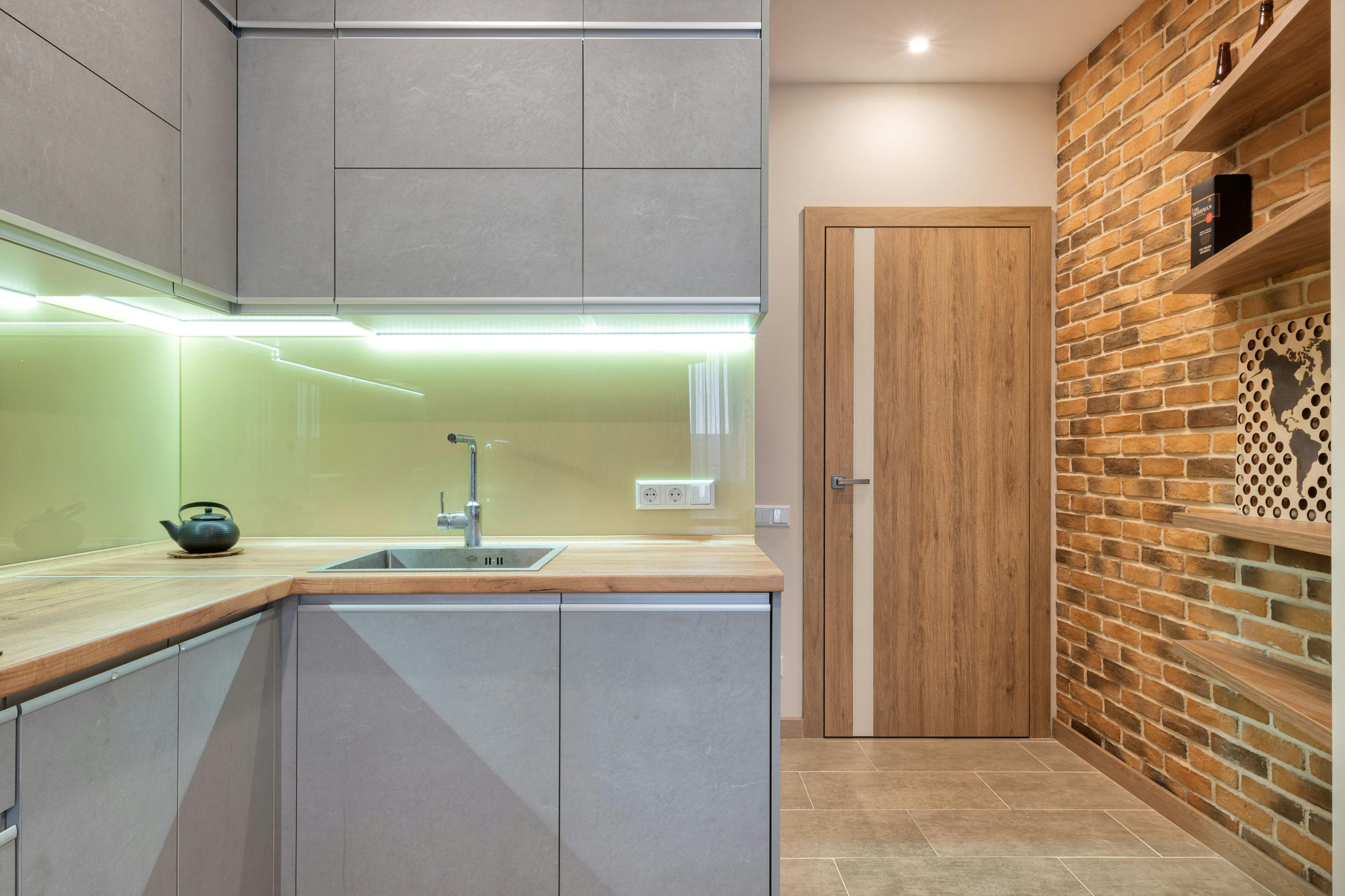 Cuisine en U avec astuces de rangement pratiques