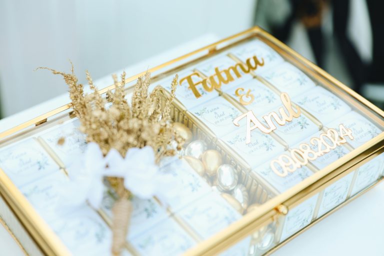 Luxueux coffret cadeau de mariage avec accents dorés et design orné, parfait pour les occasions spéciales