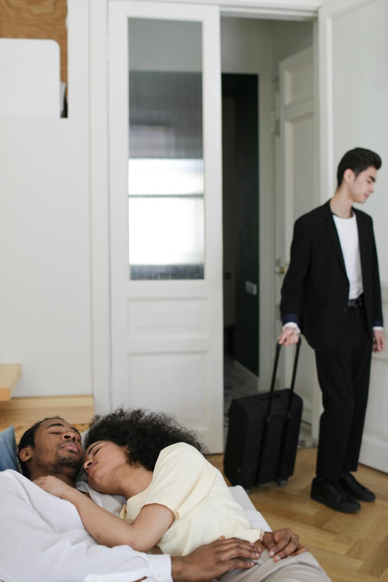 Une scène tendue de conflit relationnel avec un couple et une personne qui part.