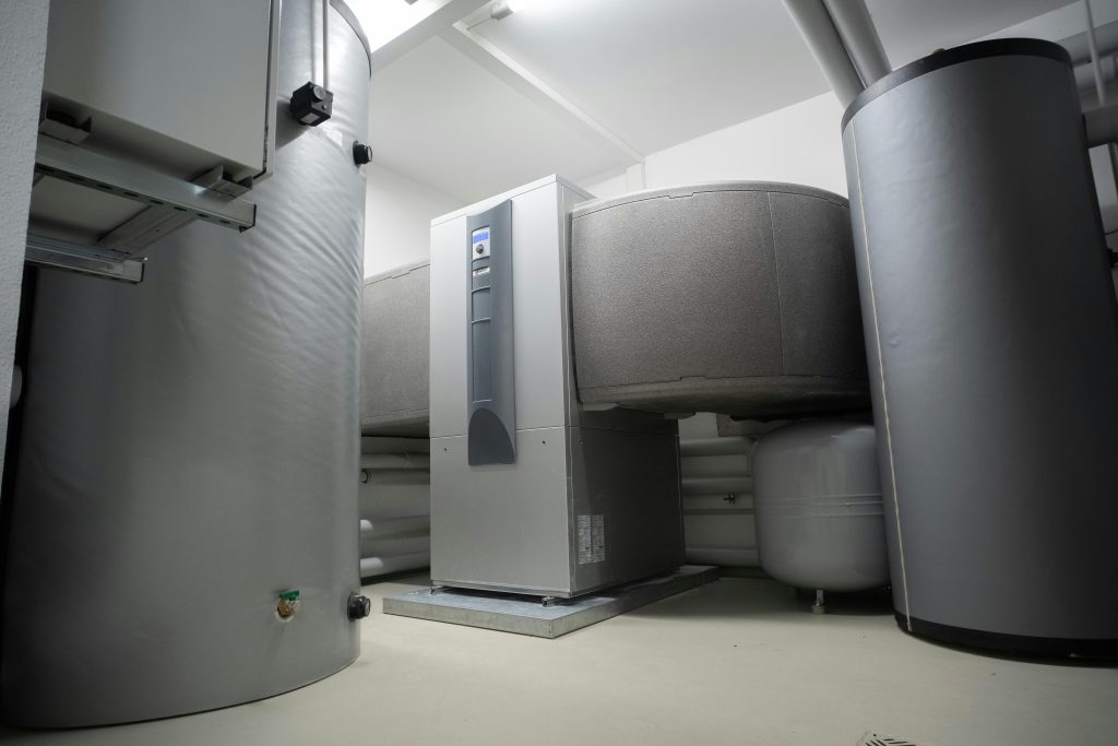 Pompe à chaleur efficace et innovante dans un environnement intérieur pour des solutions de chauffage avancées.