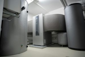 Pompe à chaleur efficace et innovante dans un environnement intérieur pour des solutions de chauffage avancées.