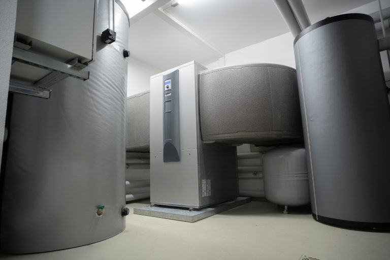 Pompe à chaleur efficace et innovante dans un environnement intérieur pour des solutions de chauffage avancées.
