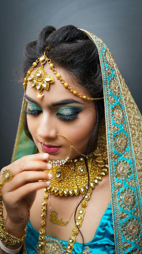 A stunning portrait of an Indian bride adorned with exquisite jewelry and traditional attire. Un portrait magnifique d'une mariée indienne parée de bijoux exquis et d'une tenue traditionnelle.