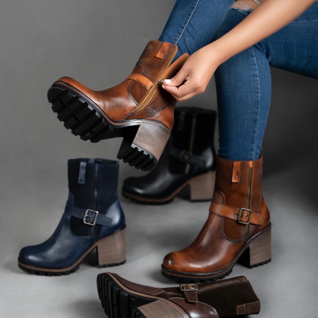 Élégantes bottes en cuir avec talons épais et boucles dans un environnement de mode.