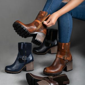 Élégantes bottes en cuir avec talons épais et boucles dans un environnement de mode.