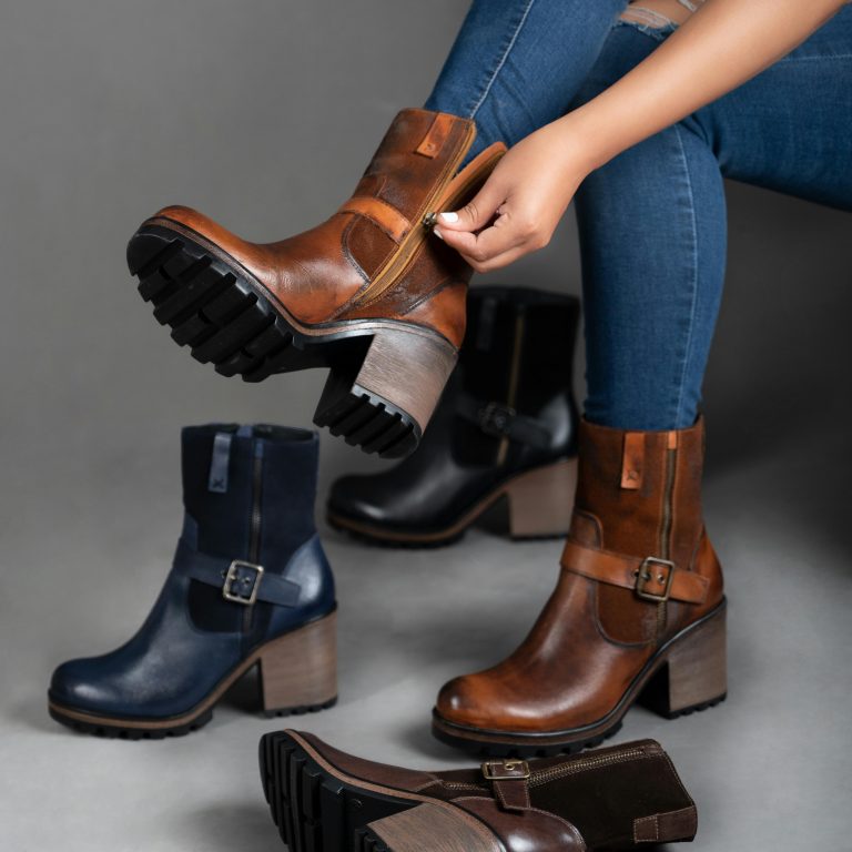 Élégantes bottes en cuir avec talons épais et boucles dans un environnement de mode.