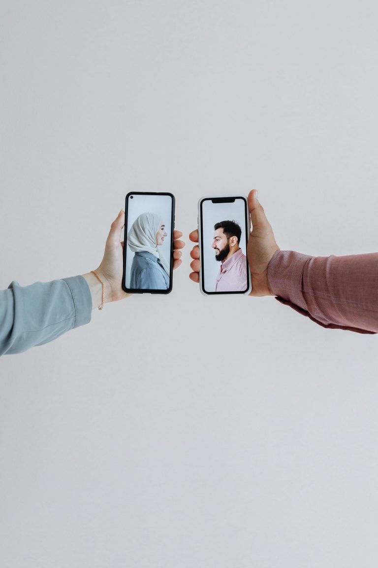 Two people holding smartphones with video call showing face-to-face communication. Deux personnes tenant des smartphones avec un appel vidéo montrant une communication face à face.