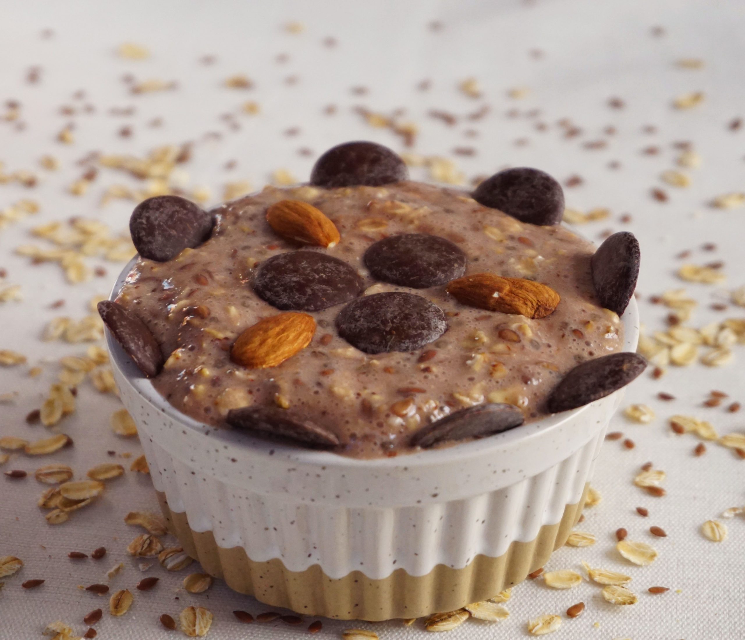 Délicieux dessert aux flocons d'avoine fait maison avec des pépites de chocolat et des amandes, parfait pour un petit-déjeuner sucré ou une collation.
