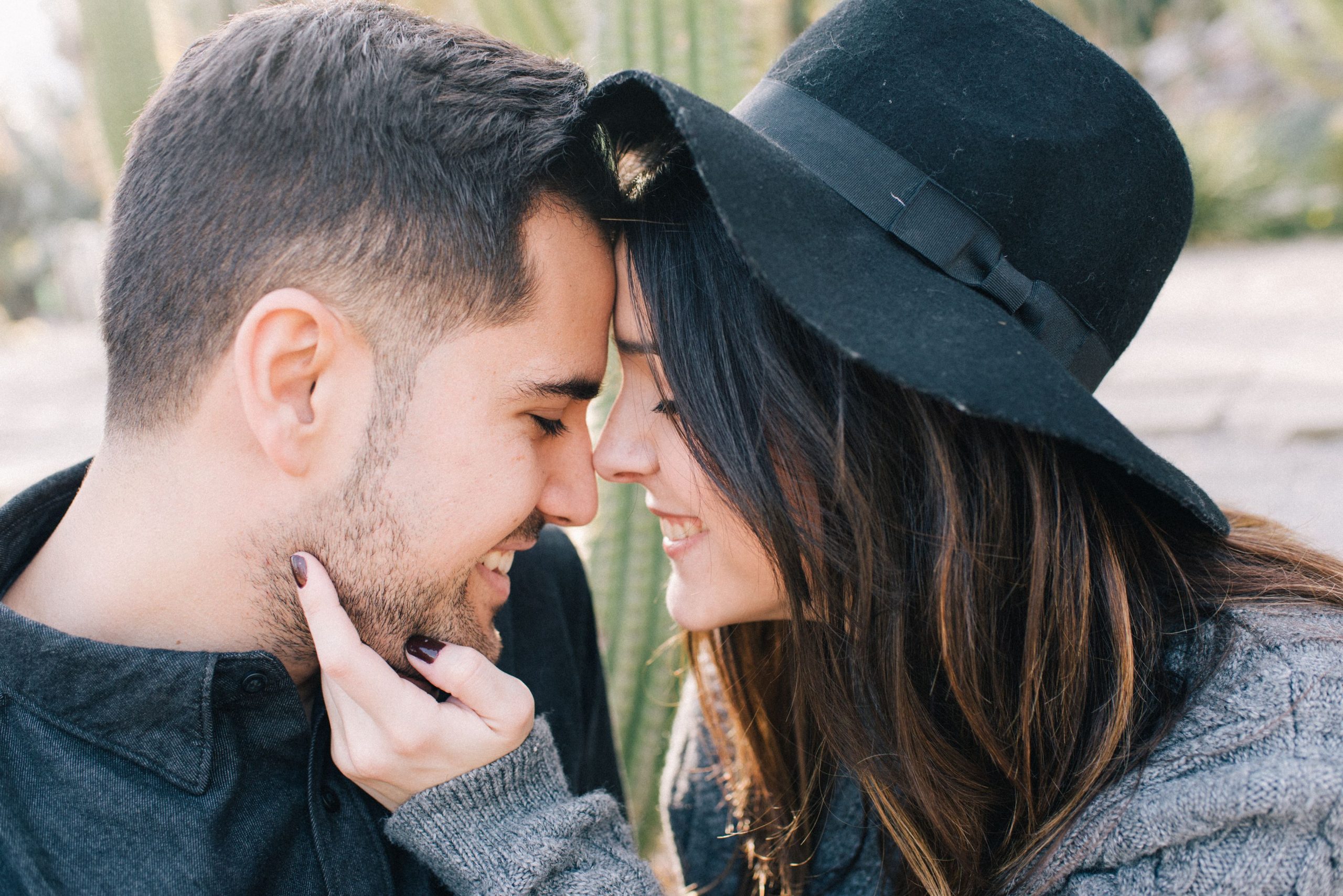 Homme touche visage femme geste signification