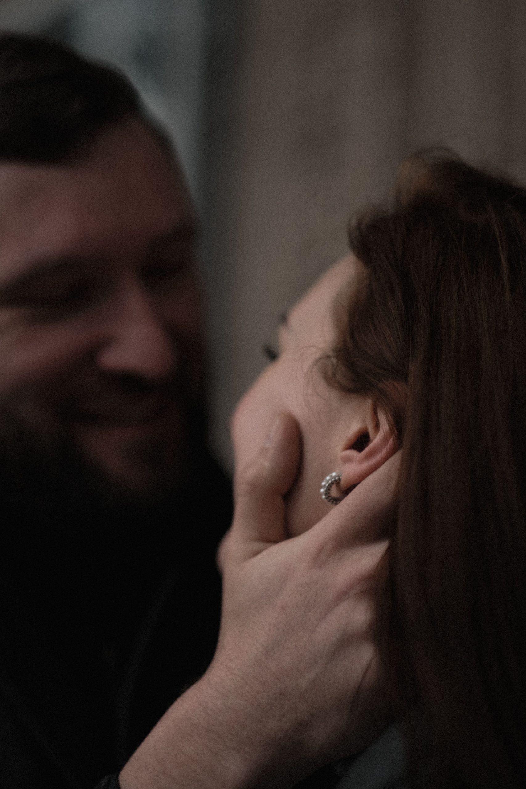 A couple shares an intimate moment, highlighting affection and closeness with a gentle touch. Un couple partage un moment intime, mettant en évidence l'affection et la proximité avec une touche douce.