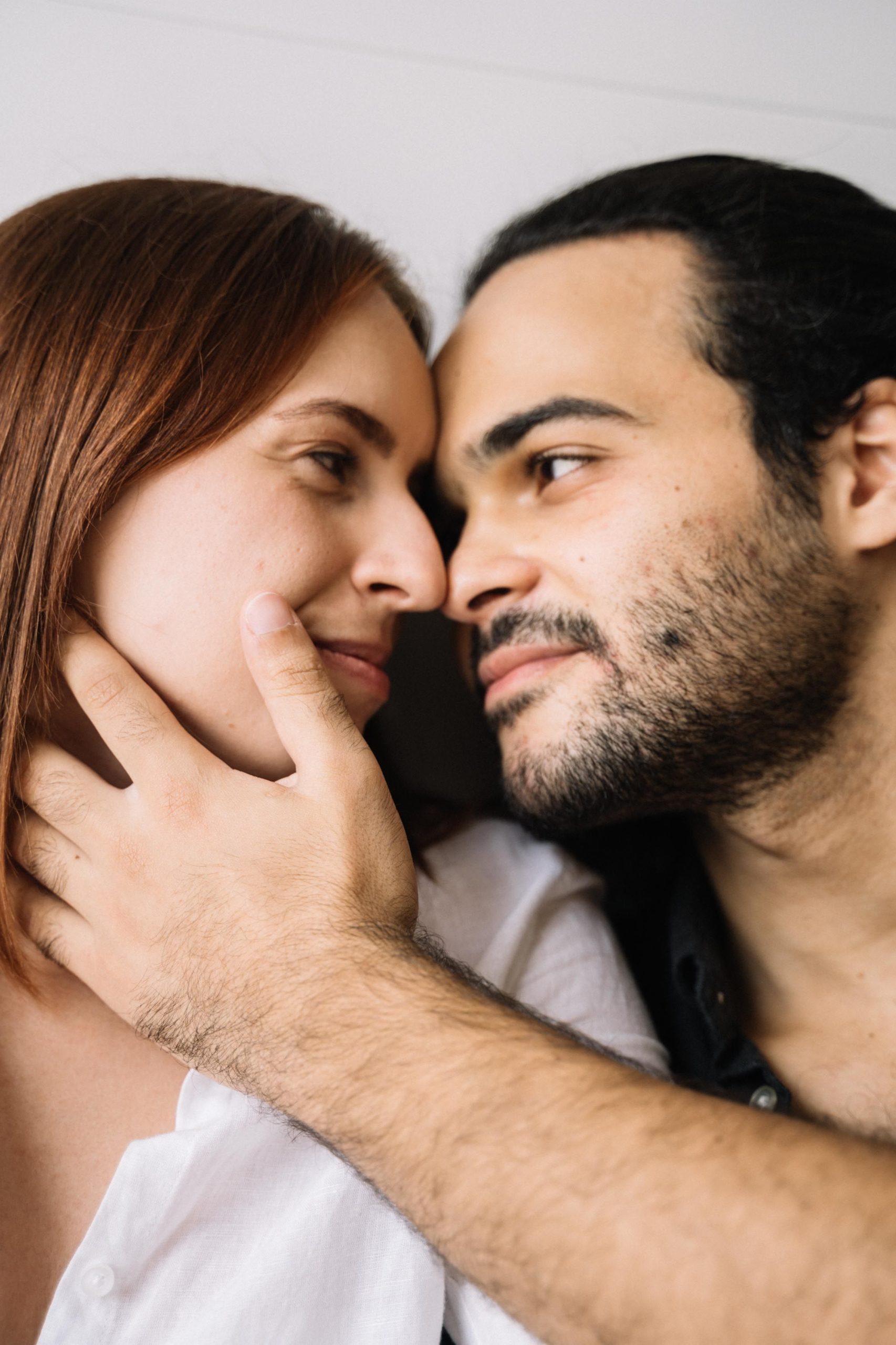 Signification geste toucher visage femme
