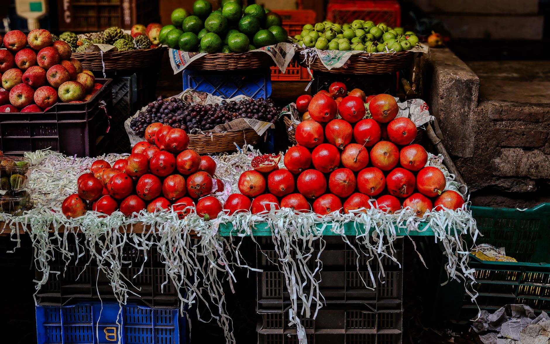 Assortiment de fruits frais sur un étal de marché