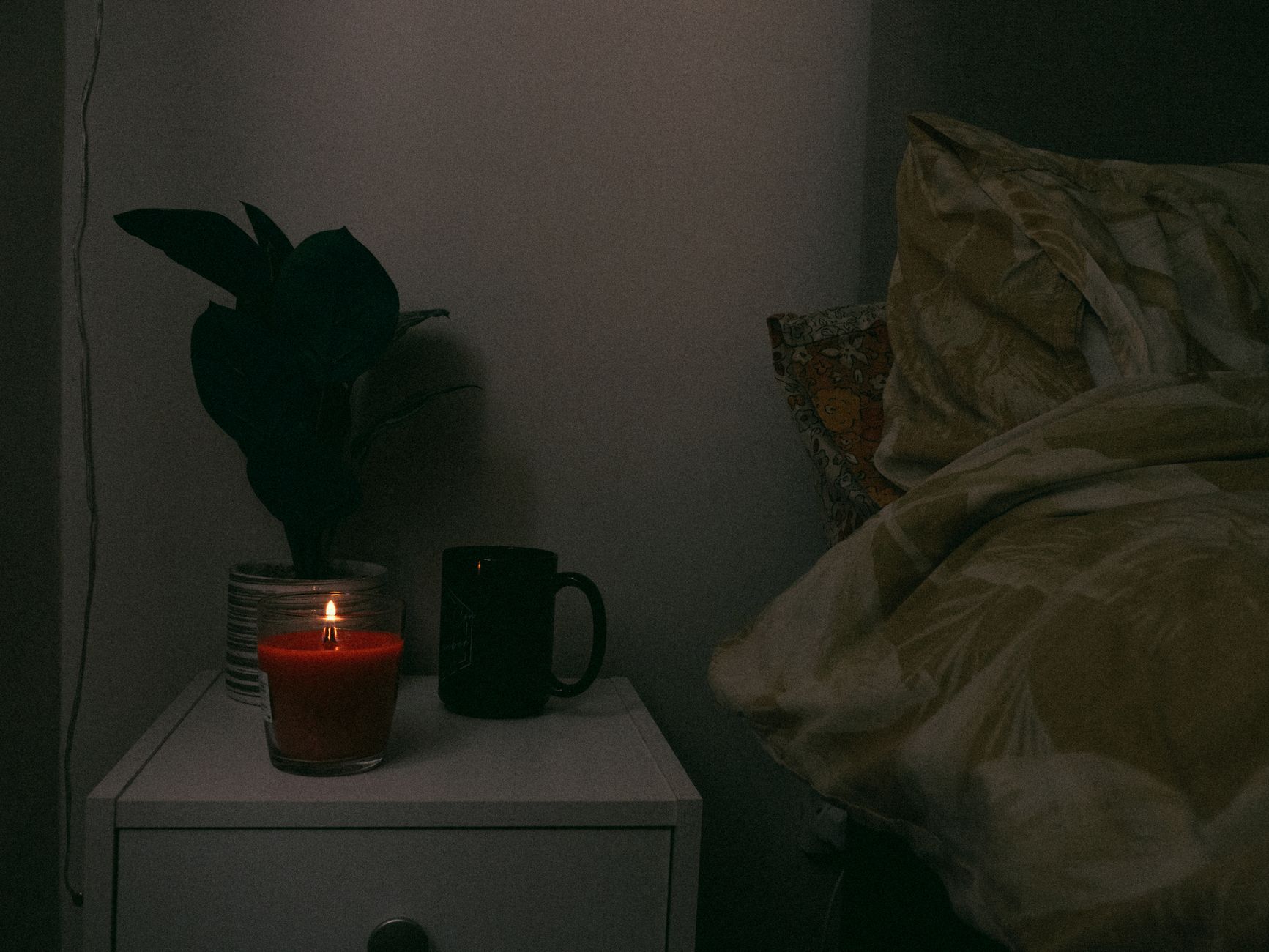 Chambre plongée dans le noir pour bien dormir