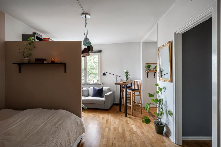 A cozy modern interior featuring a comfortable seating area, plants, and stylish accessories. Un intérieur moderne confortable avec un coin salon confortable, des plantes et des accessoires élégants.