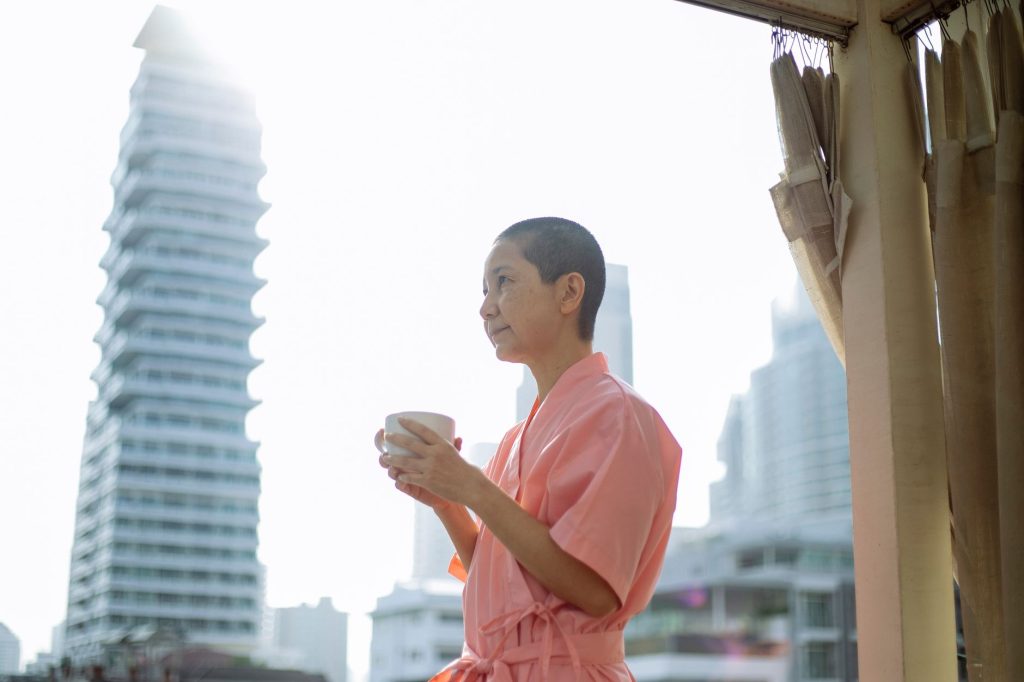 femme en repos avec une tasse de the pendant sa convalescence