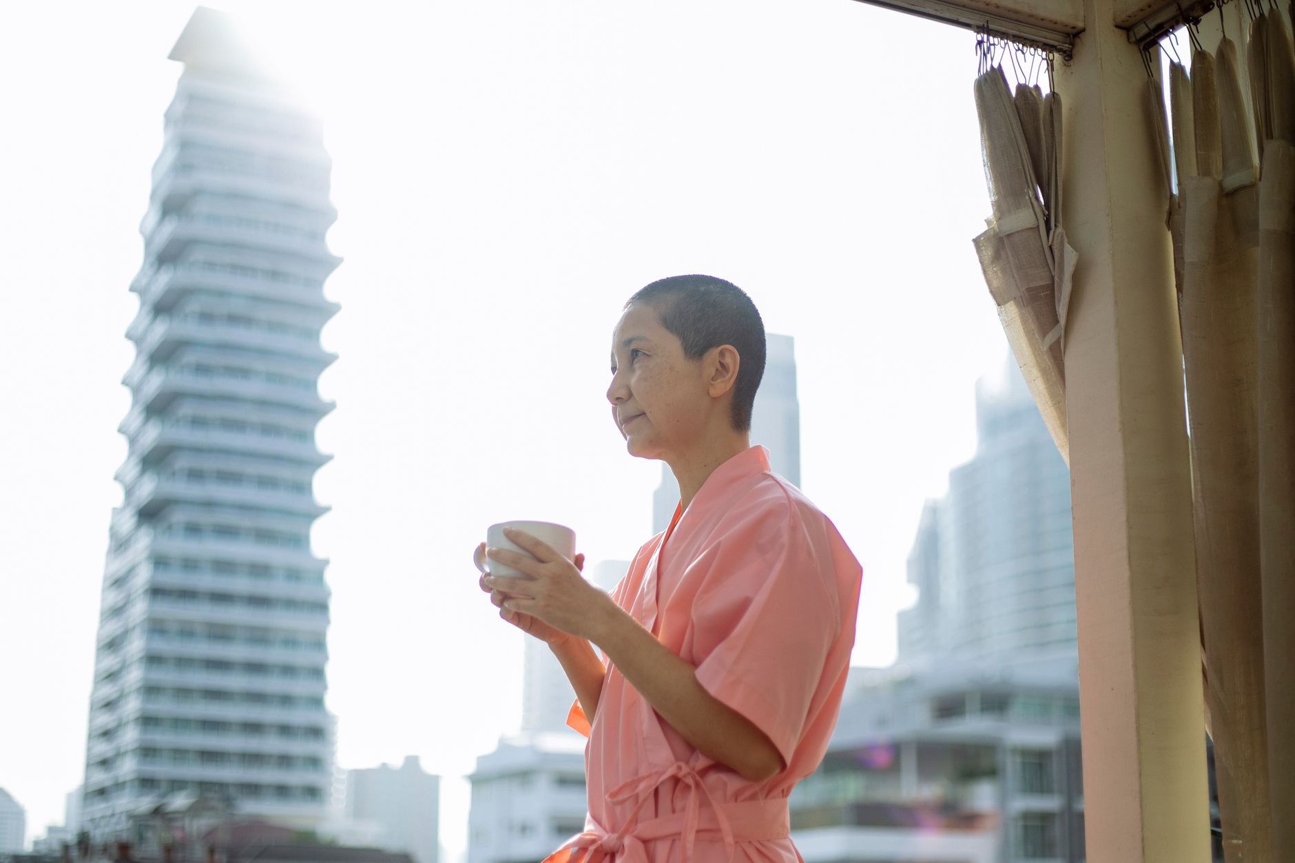 femme en repos avec une tasse de the pendant sa convalescence