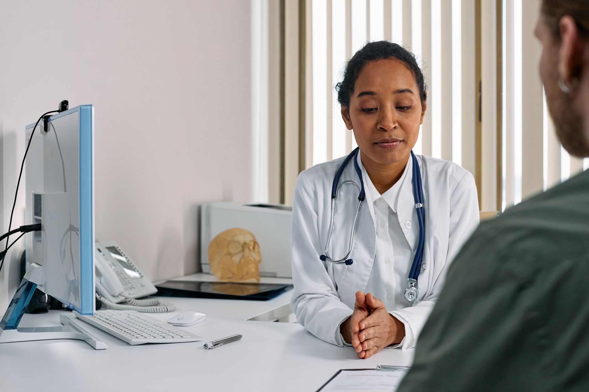 médecin en consultation avec un patient