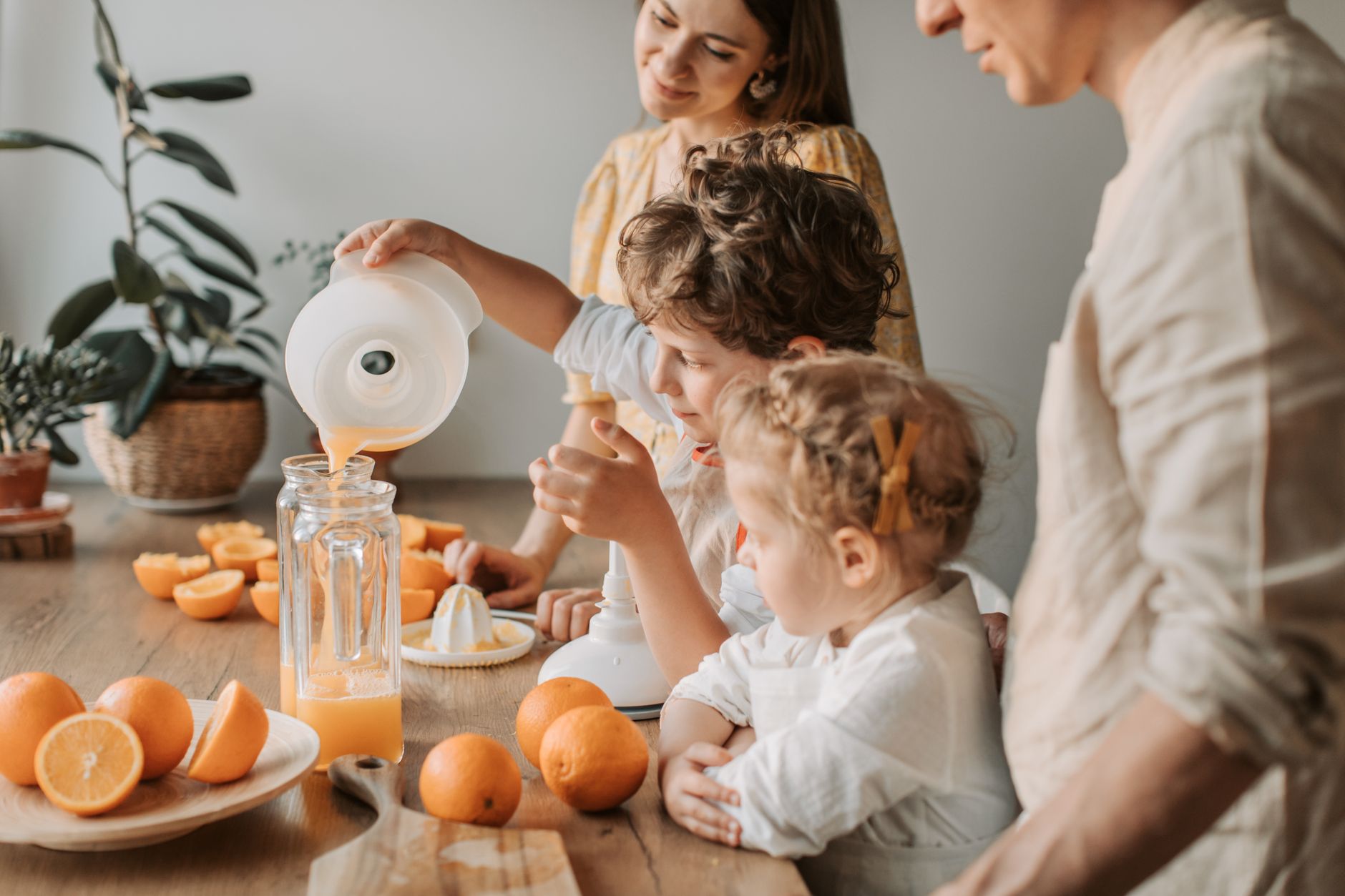 Famille préparant un jus de fruits maison