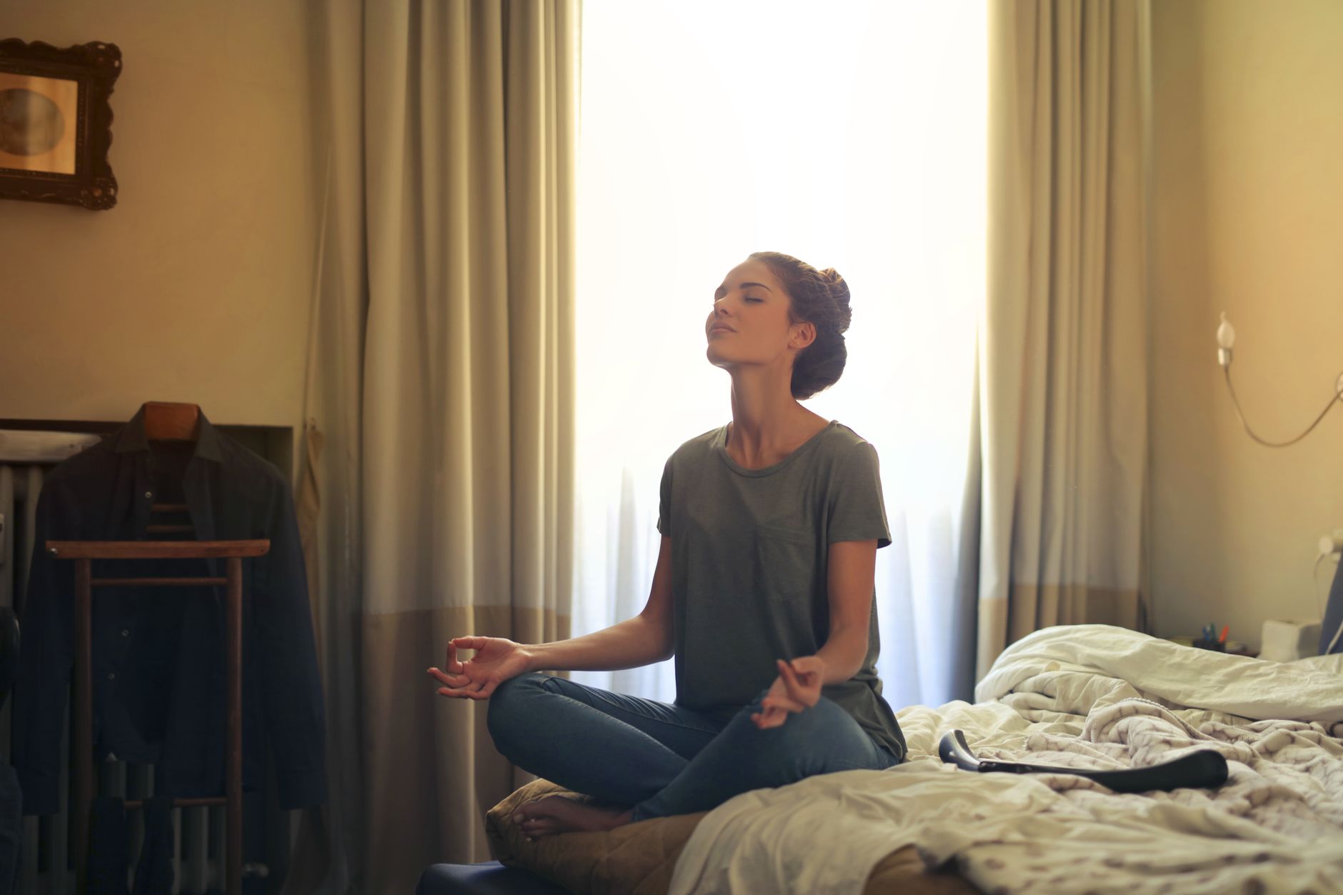 Femme qui pratique une respiration relaxante