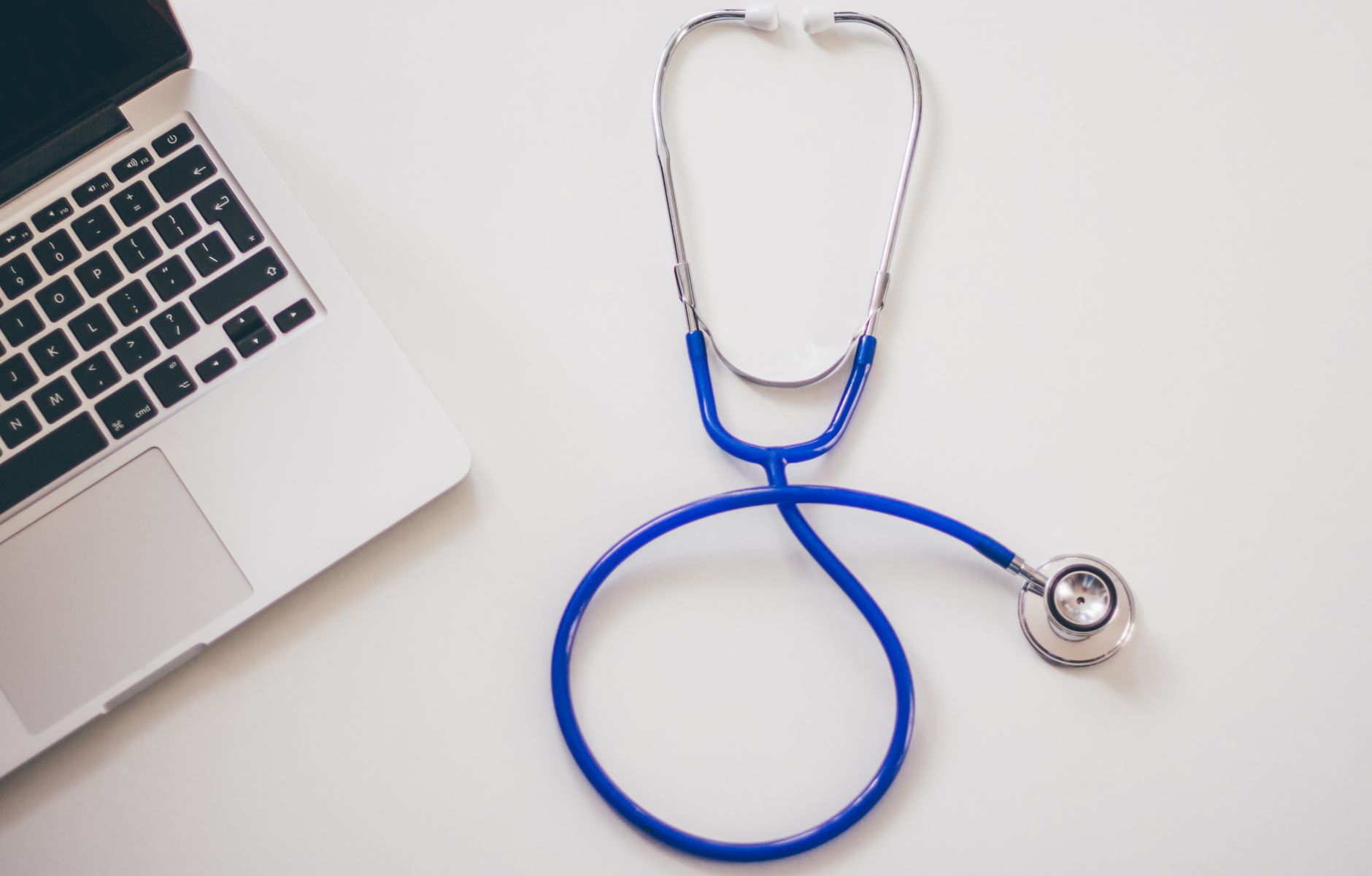 Stéthoscope posé sur un bureau