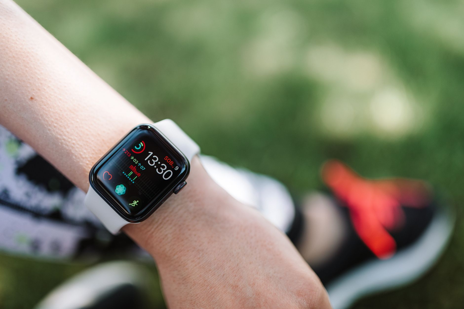 Montre connectée affichant la fréquence cardiaque au poignet