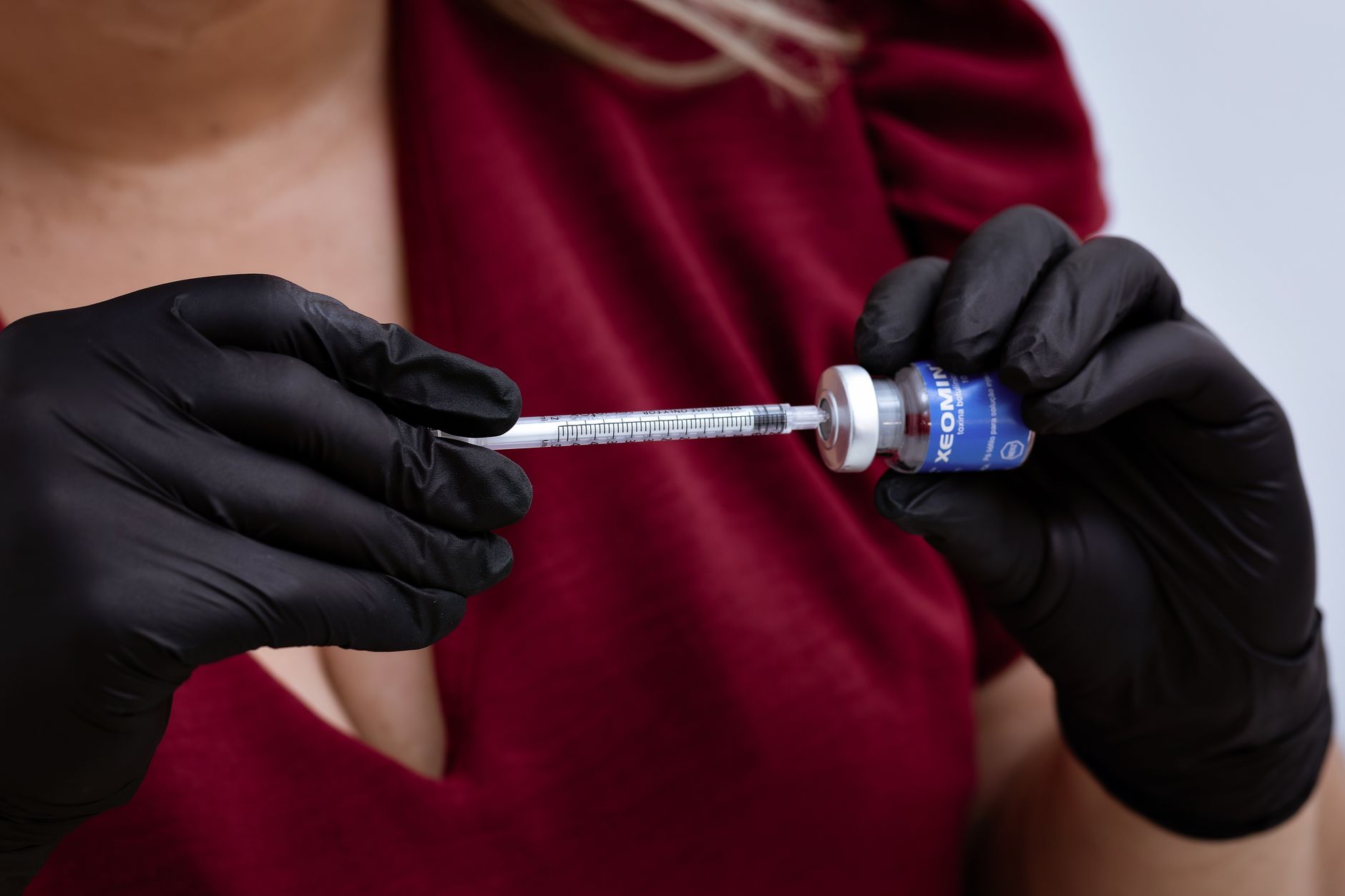 Praticien injectant avec précision une seringue