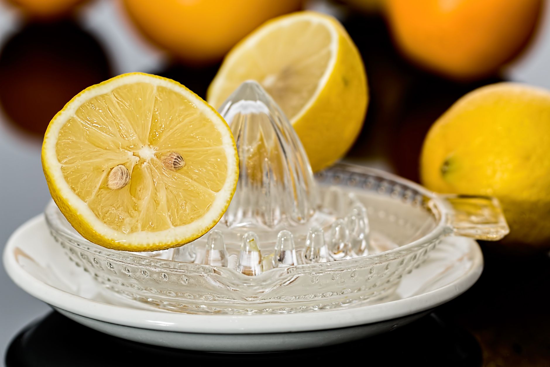 Presse-agrumes en verre avec citrons frais