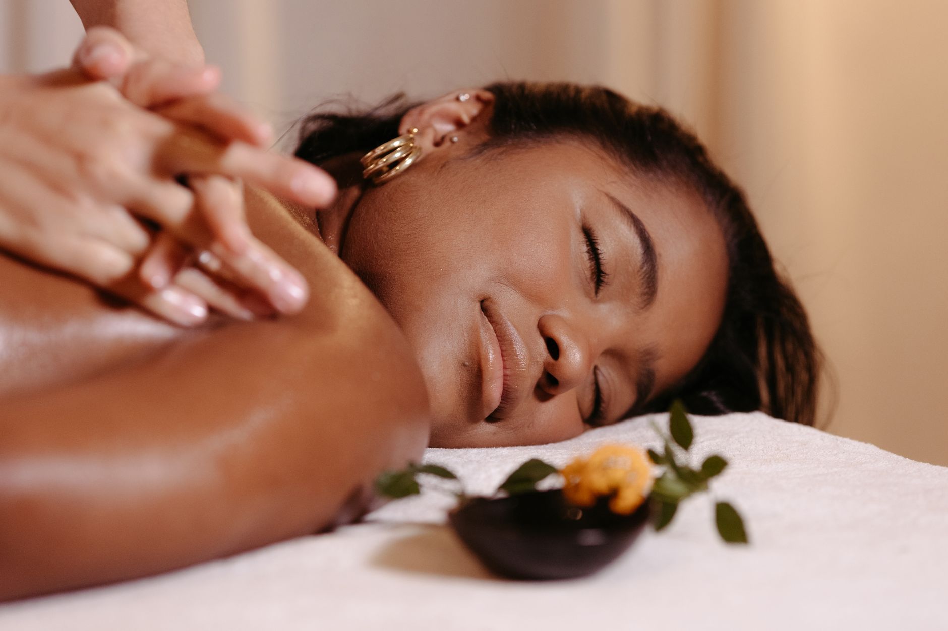 femme detendue pendant un soin de relaxation