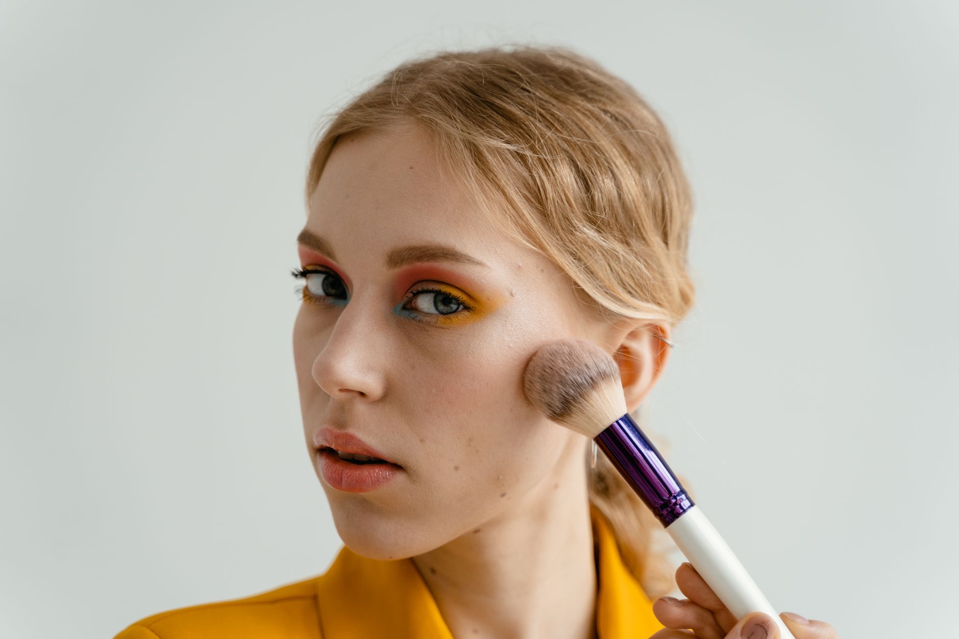 Geste de blush estompé sur la joue