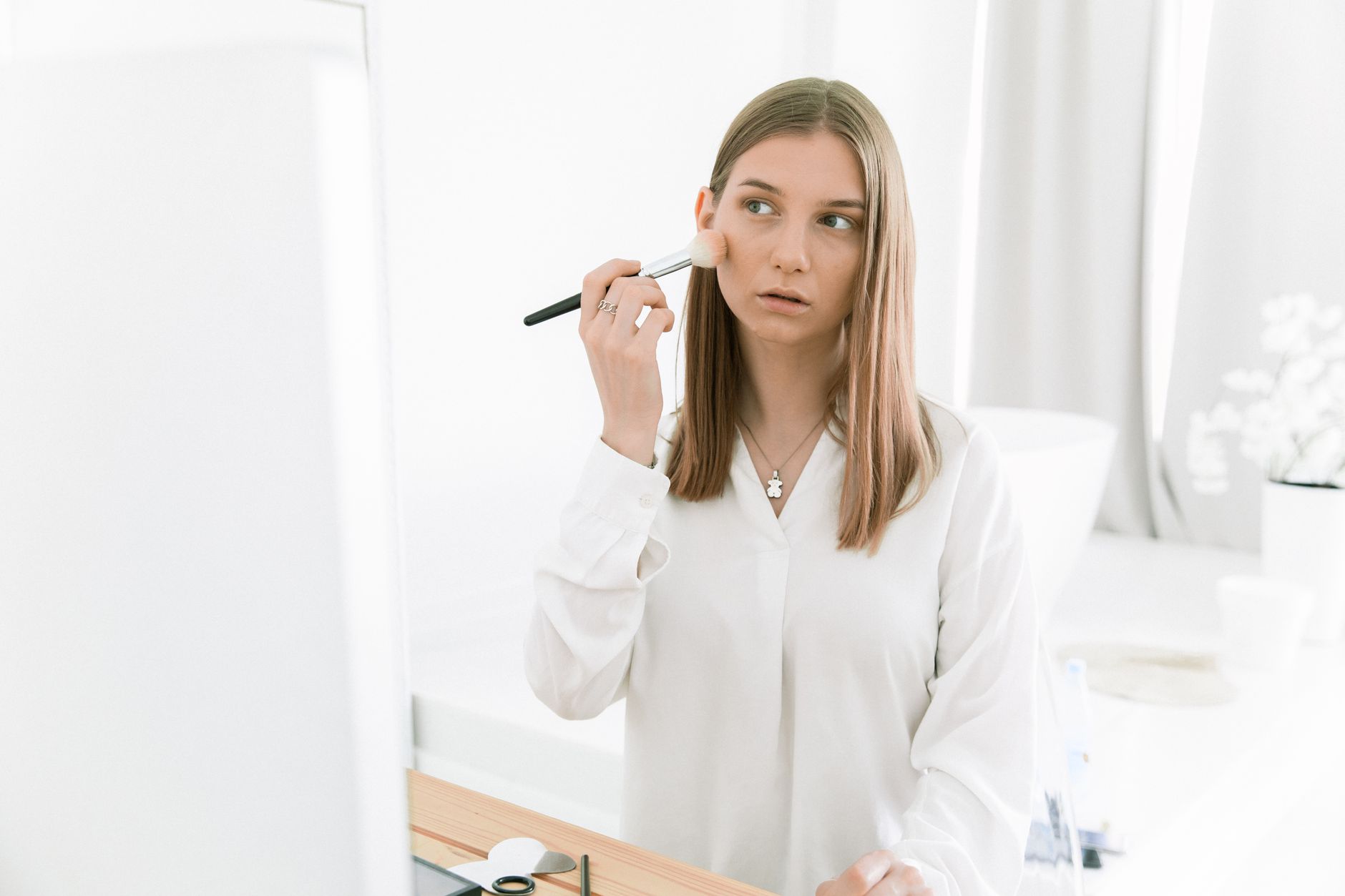 Application du blush au pinceau sur la pommette