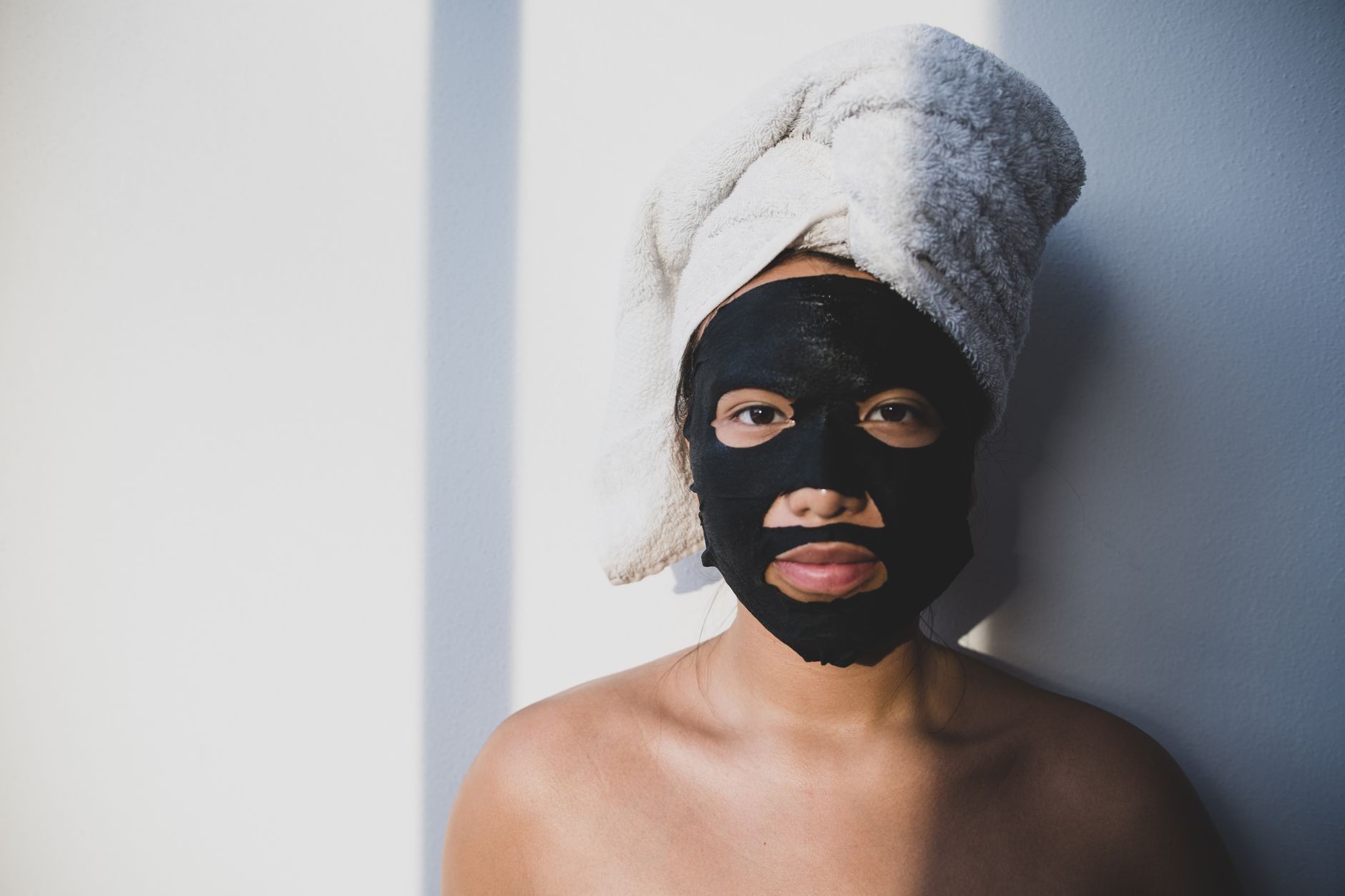 Femme avec masque facial et serviette