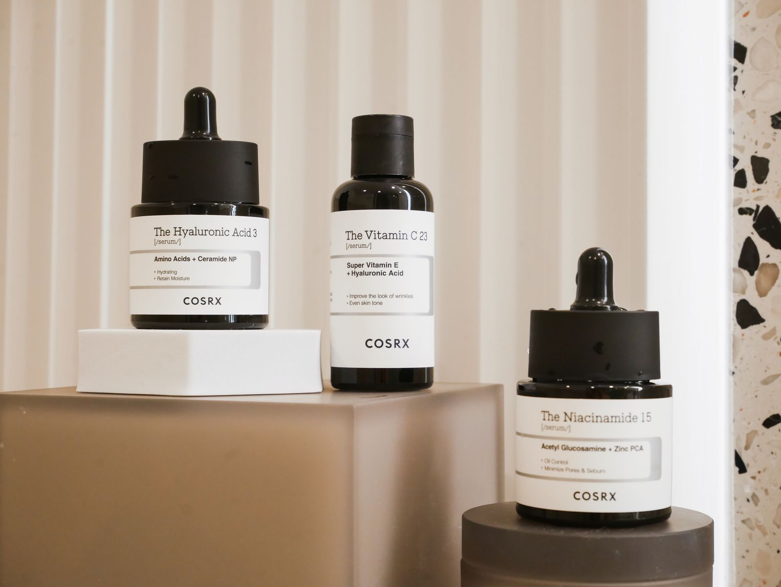 Bouteilles de soins cosmétiques