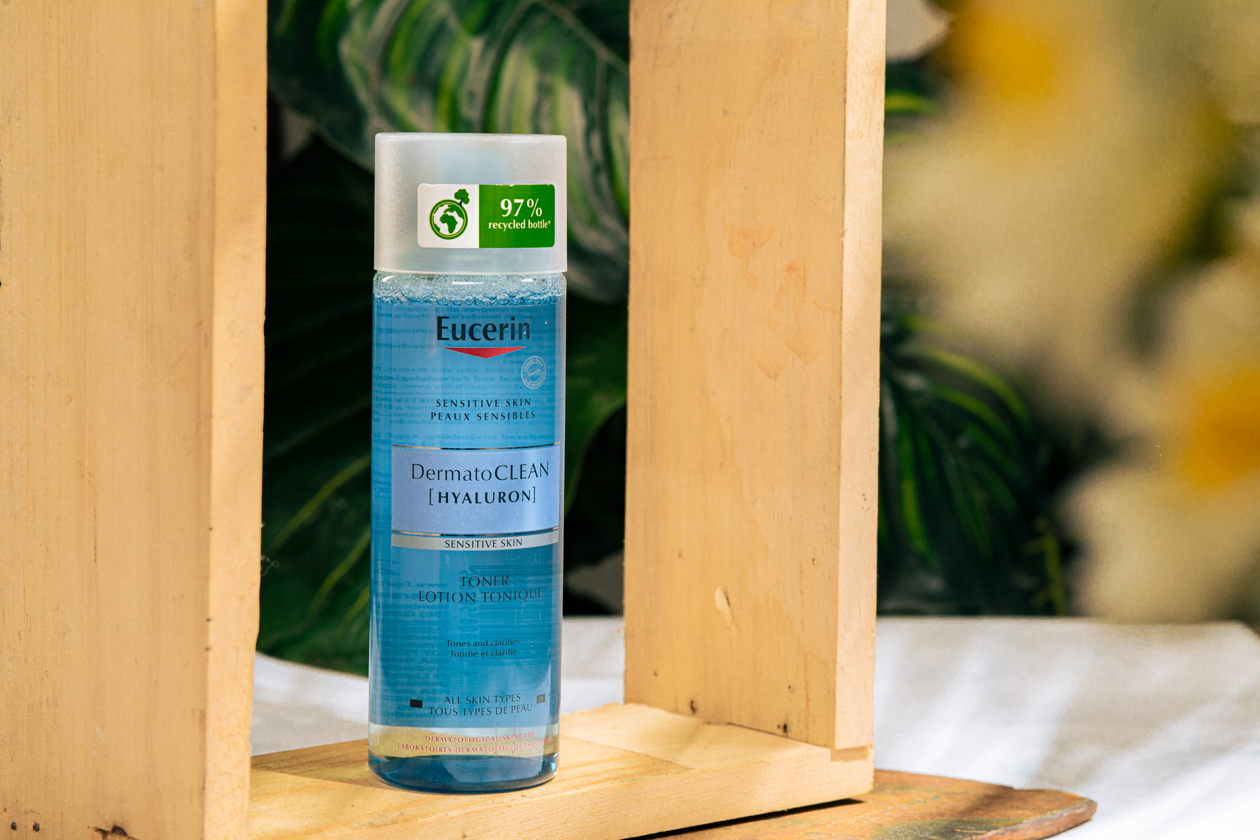Flacon de lotion posé dans un cadre naturel
