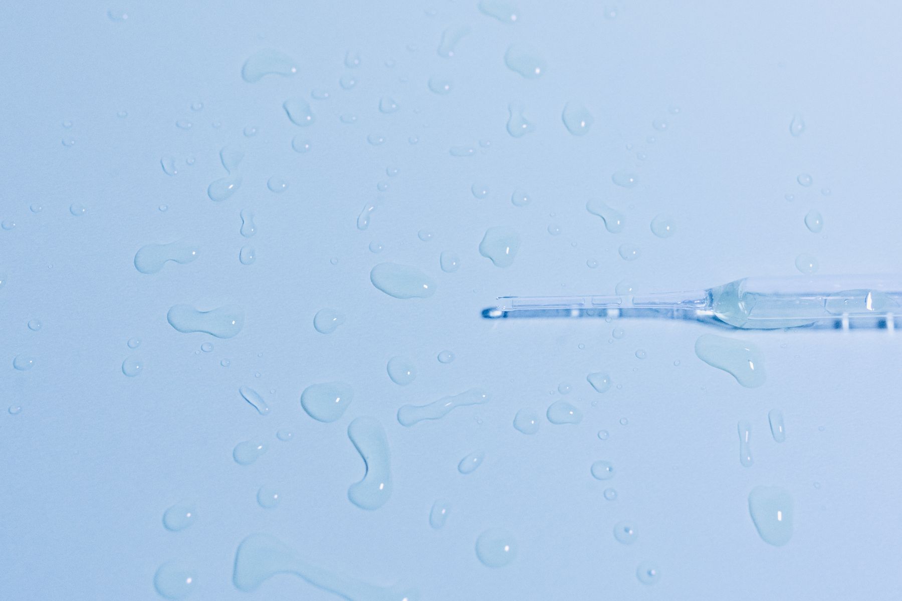 Gouttes d'eau près d'une pipette en verre