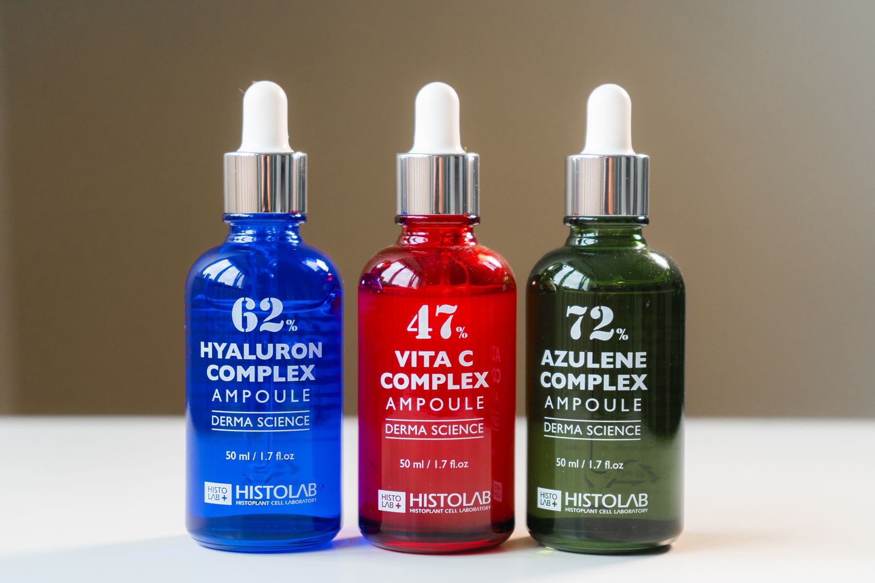 Flacons de sérum cosmétique alignés