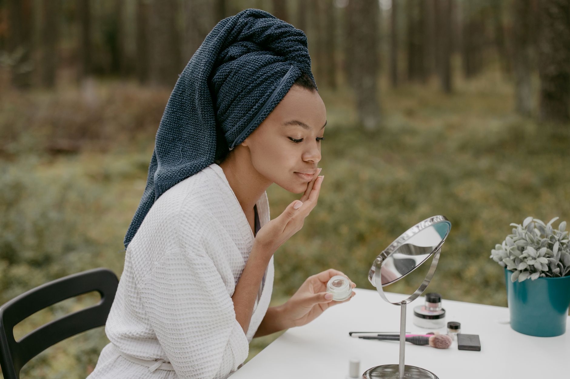 Femme applique une creme sur son visage