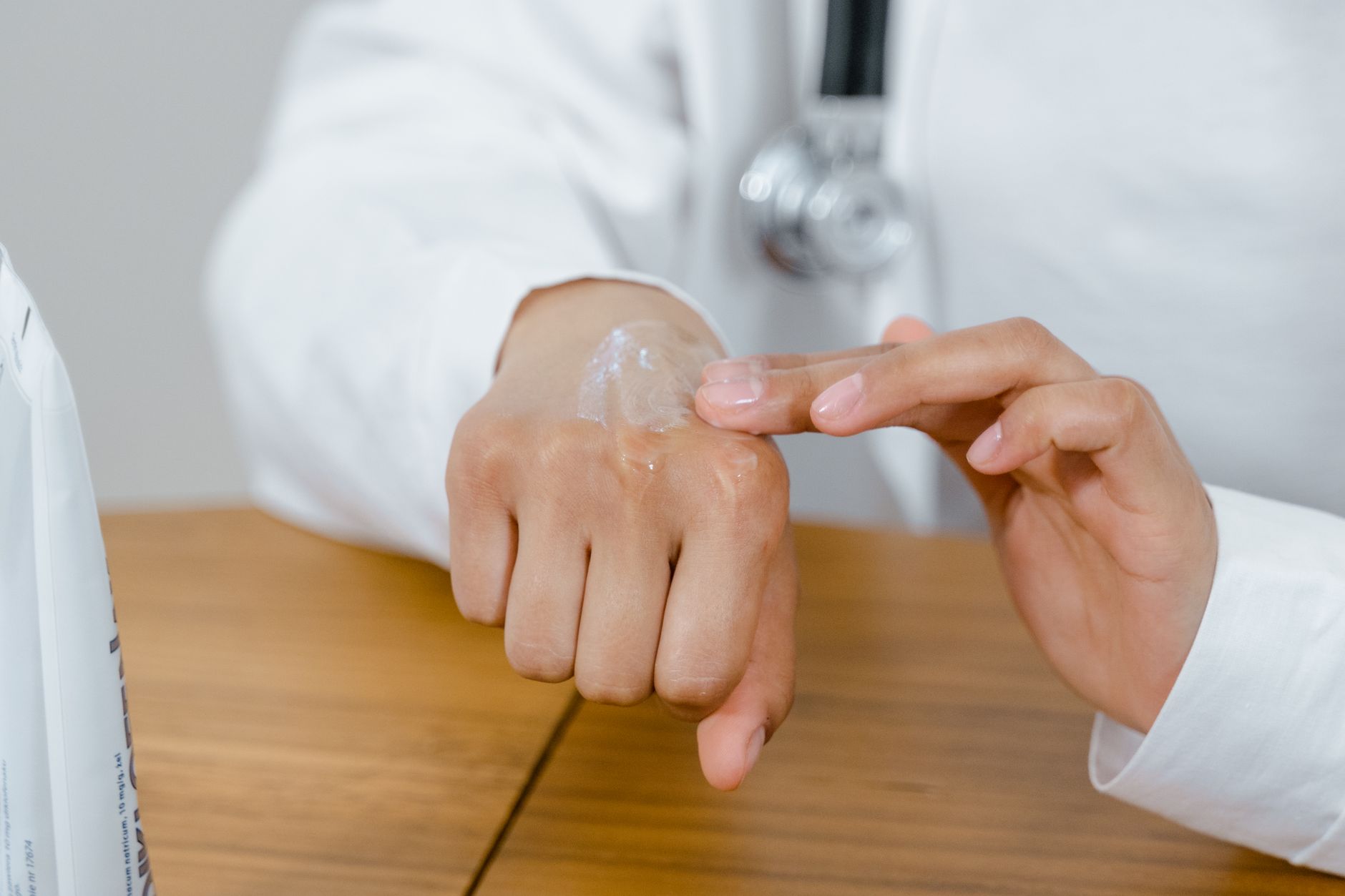 Médecin appliquant une lotion sur la peau