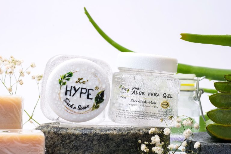 Produits de soin à l'aloe vera posés sur une pierre naturelle