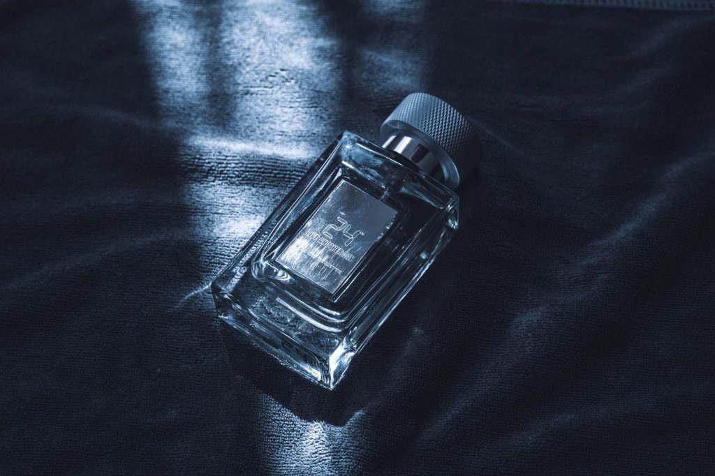 Flacon de parfum posé sur une table