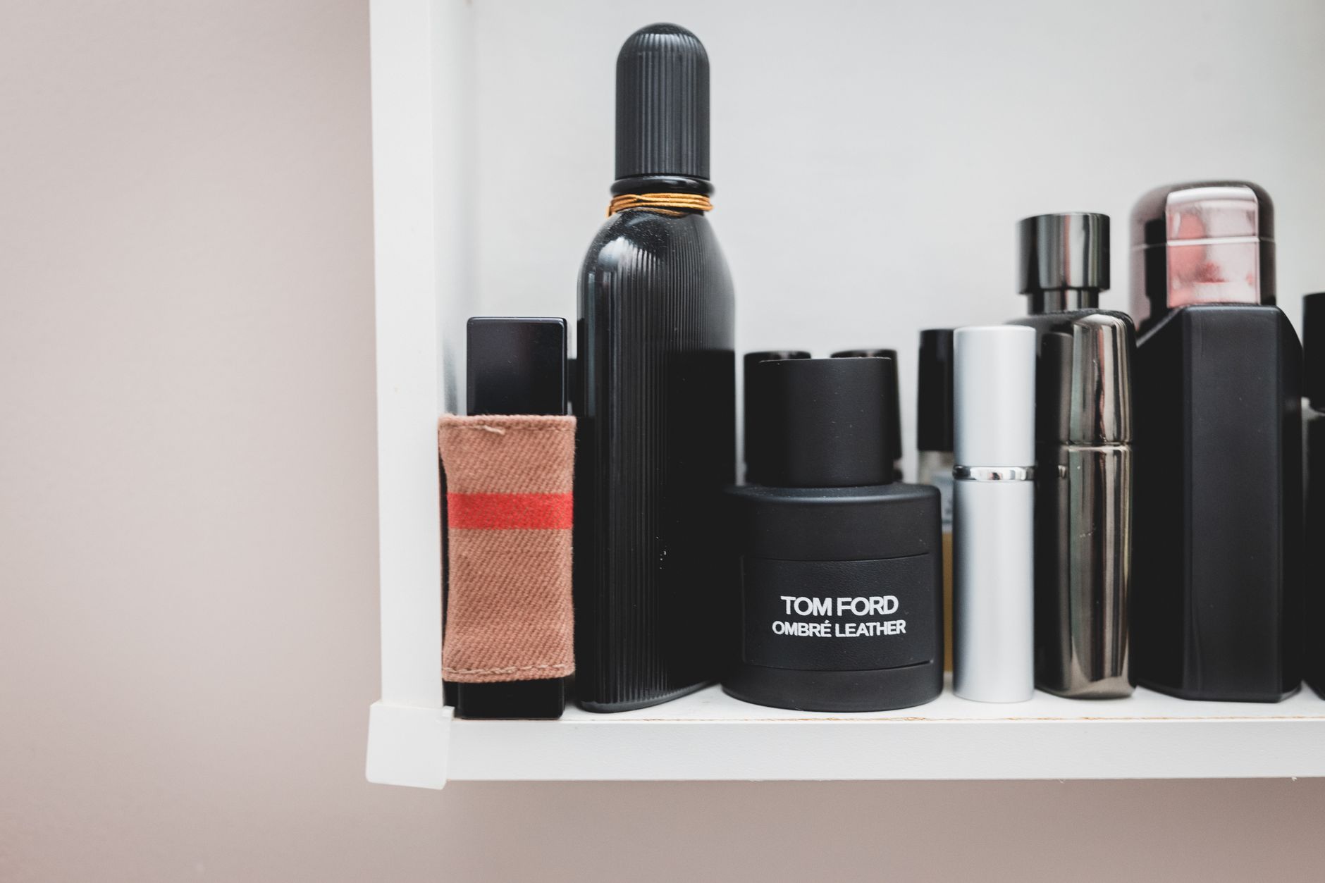 Étagère de flacons de parfum